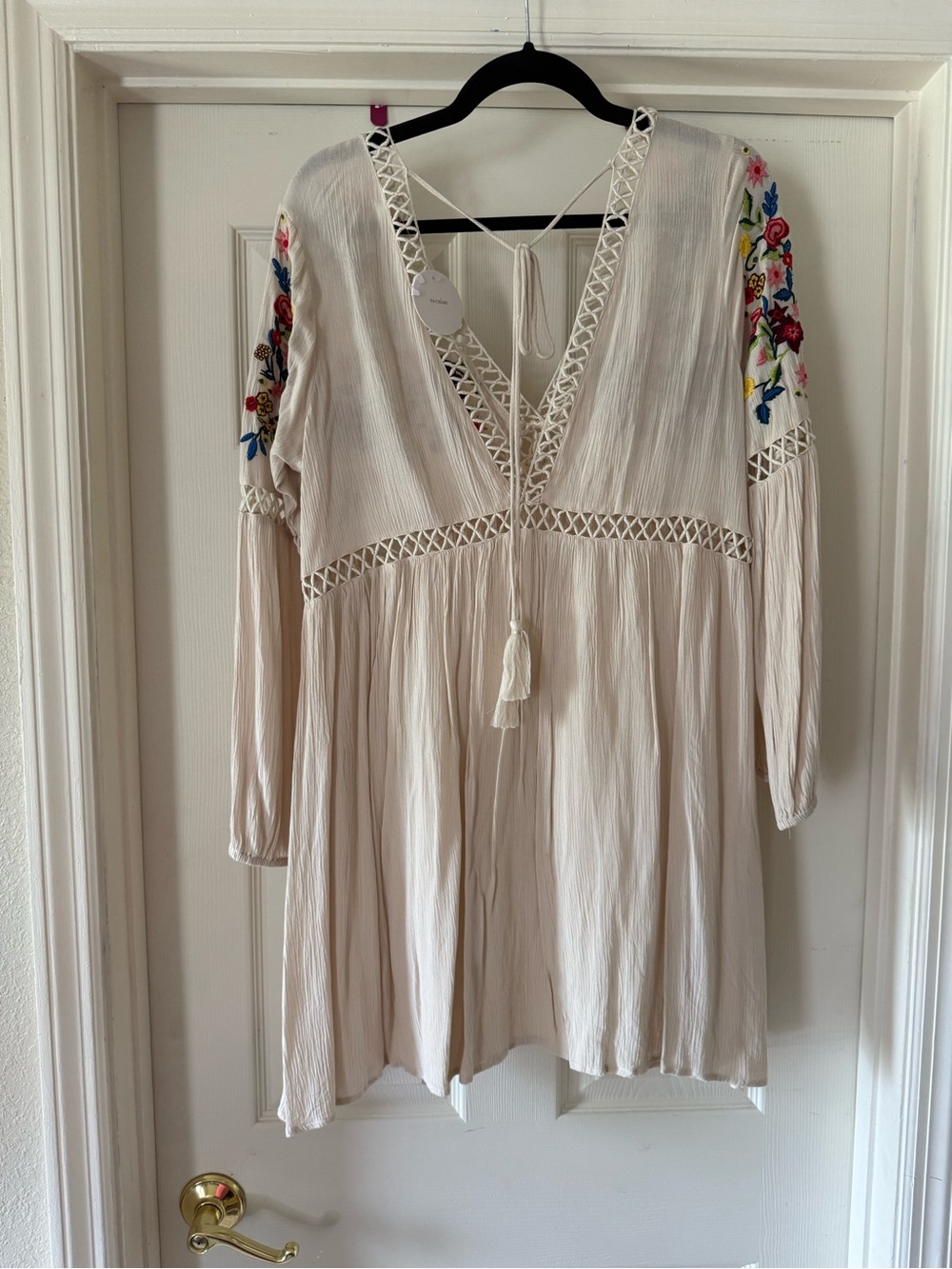 En Crème Boho Embroidered V-Neck Tunic Dress in Cream with Multicolor Floral - Picture 7 of 11